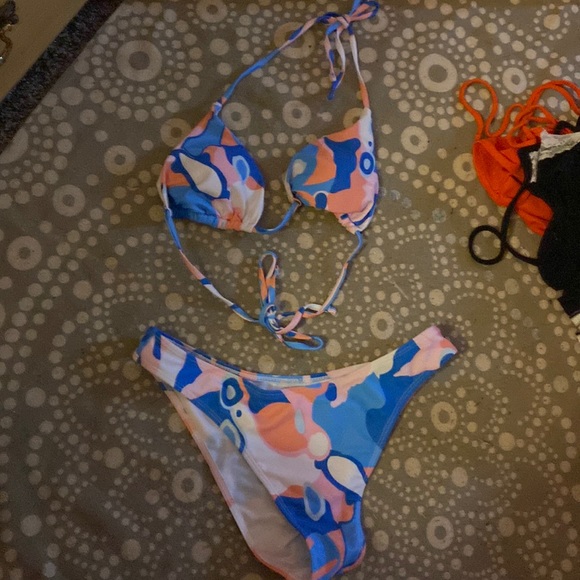 Cute, tie die bikini. - Picture 1 of 1